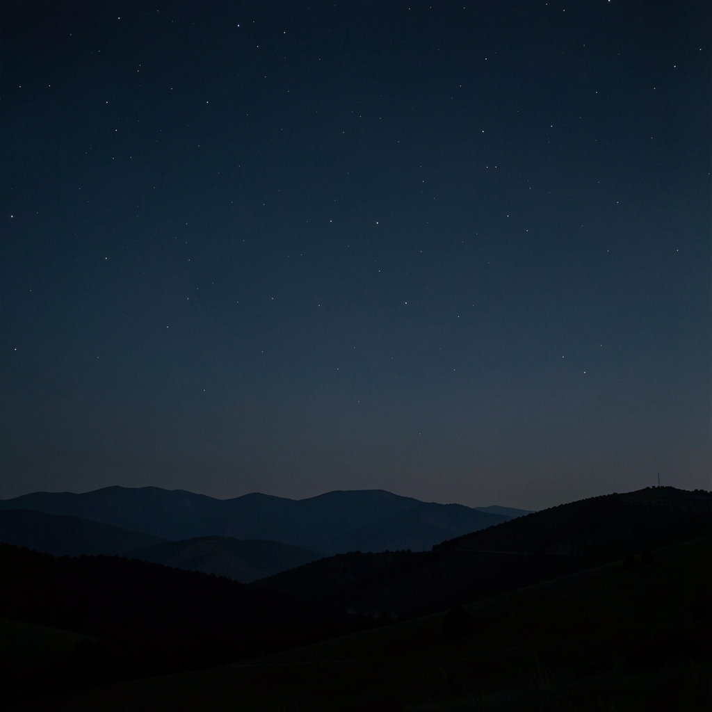 Cielo nocturno oscuro con una fina silueta de colinas y ausencia casi total de luz lunar visible